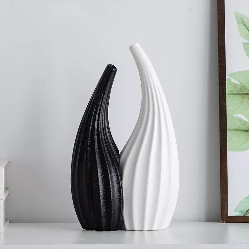 Set of 2 Ceramic Vases, Rustic Home Decor Vases, Perfect for Farmhouse Decoration, Suitable for Bouquets of Pampas Grass, Dried Flowers, And for Decorating The Living Room, Kitchen, Bedroom, Bathroom, And Entryway, Also Makes a Great Holiday Gift