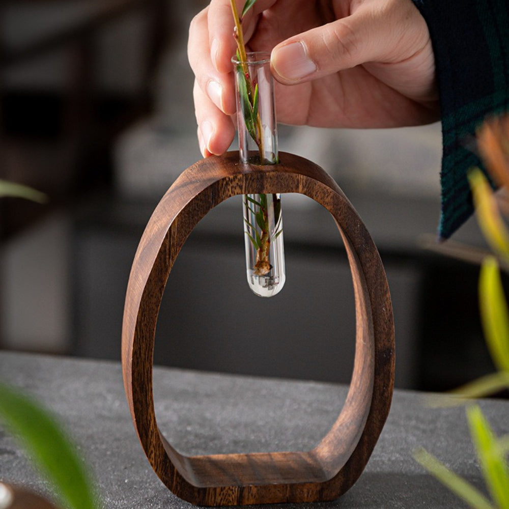 This Set of Four Hydroponic Plant Holders Made from Walnut Wood Features Two Round Geometric Bases And Two Glass Vases, Along with a Stylish Glass Flower Vessel for Desktop Use, Enhancing The Decor of Both Home And Office Environments