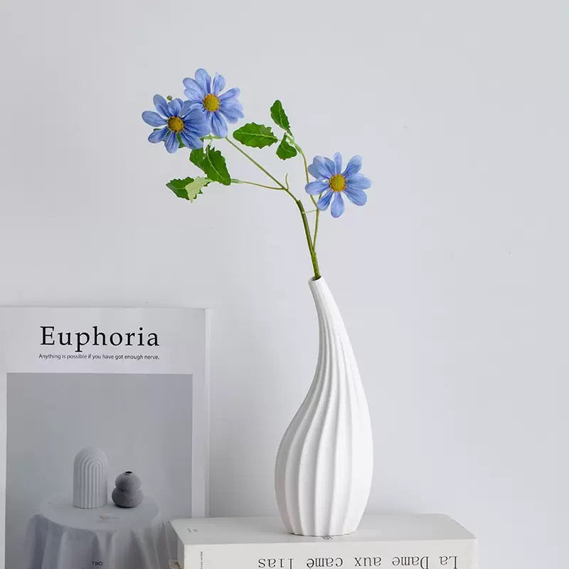 Set of 2 Ceramic Vases, Rustic Home Decor Vases, Perfect for Farmhouse Decoration, Suitable for Bouquets of Pampas Grass, Dried Flowers, And for Decorating The Living Room, Kitchen, Bedroom, Bathroom, And Entryway, Also Makes a Great Holiday Gift