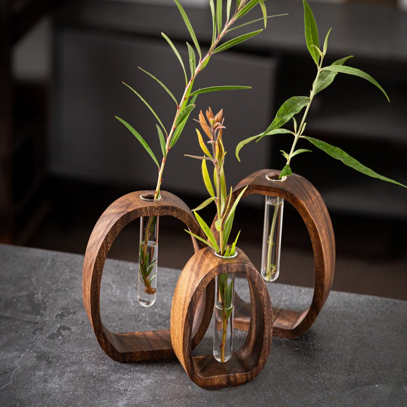 This Set of Four Hydroponic Plant Holders Made from Walnut Wood Features Two Round Geometric Bases And Two Glass Vases, Along with a Stylish Glass Flower Vessel for Desktop Use, Enhancing The Decor of Both Home And Office Environments